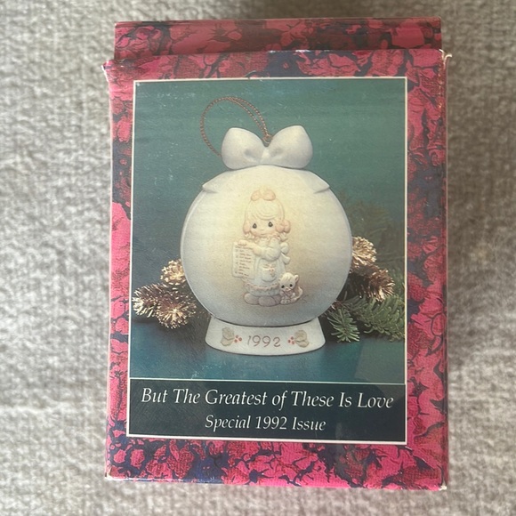 Precious Moments, 1992 ornament with base, excellent condition. #527734 - Picture 4 of 4